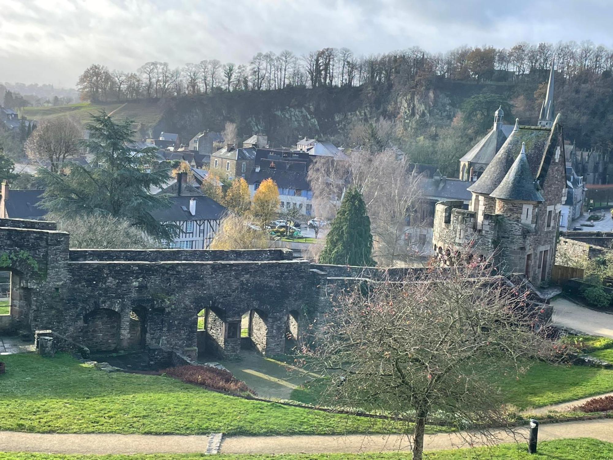 Le Relais Medieval Fougères Exteriör bild