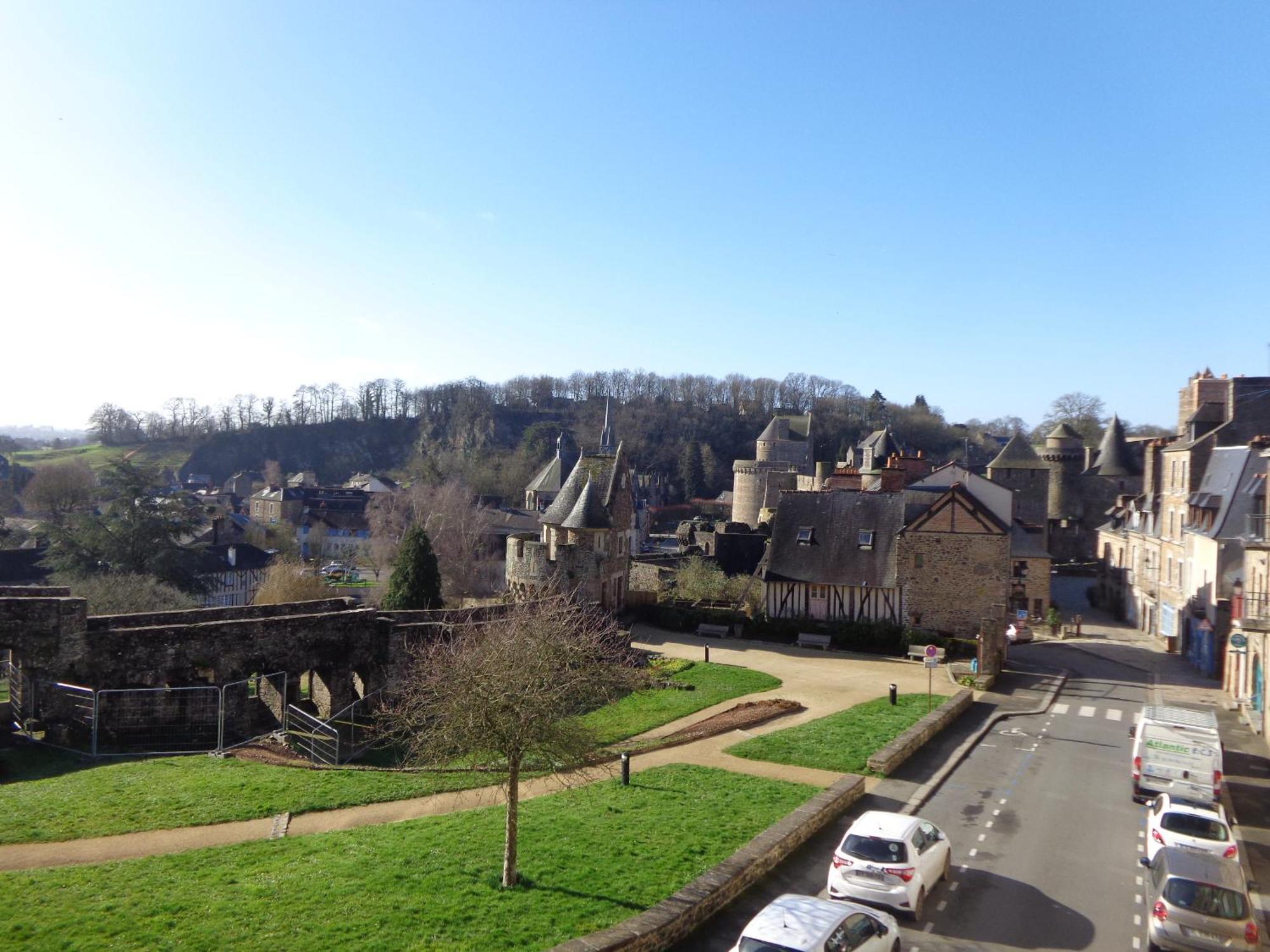 Le Relais Medieval Fougères Exteriör bild