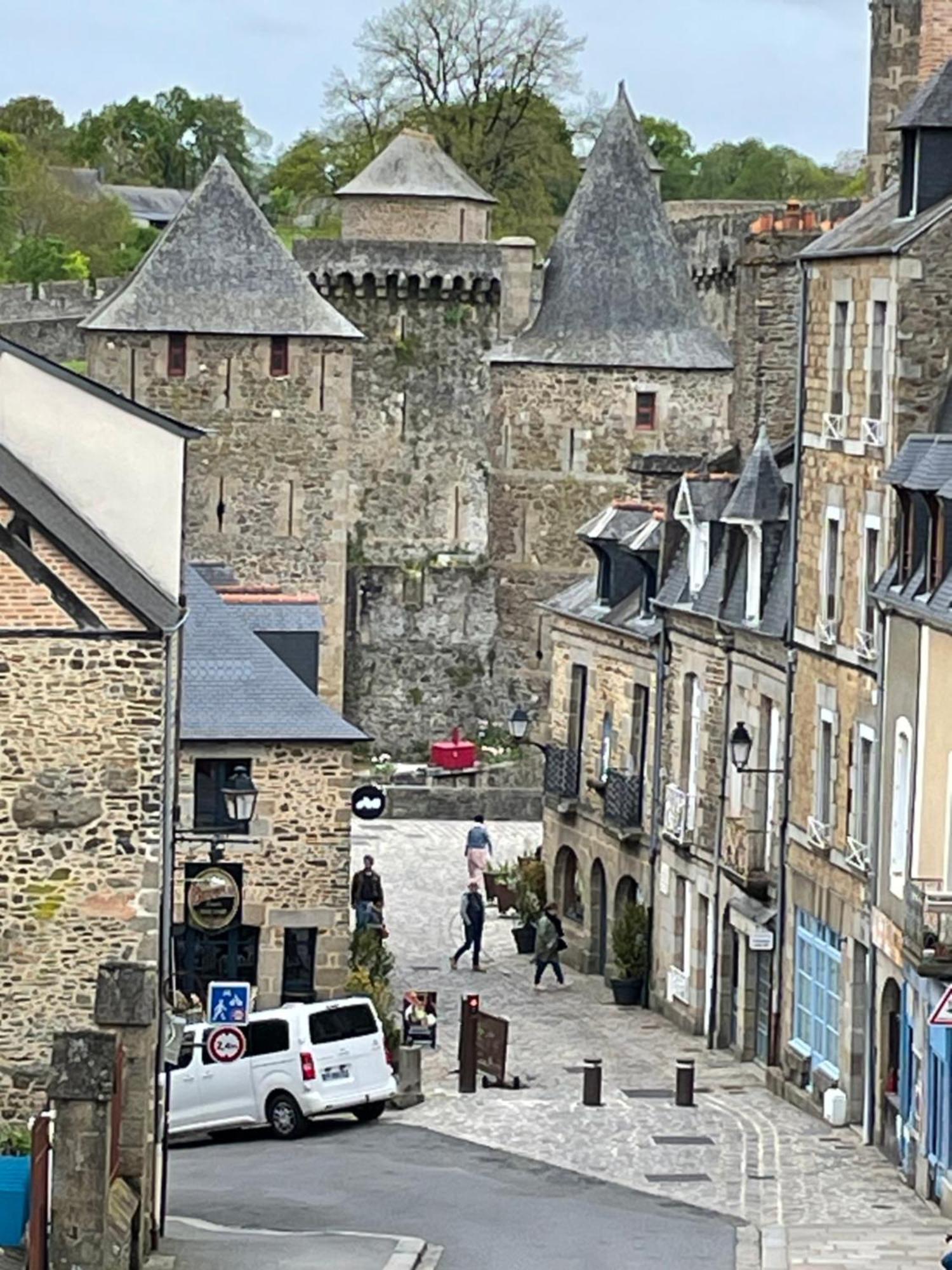 Le Relais Medieval Fougères Exteriör bild