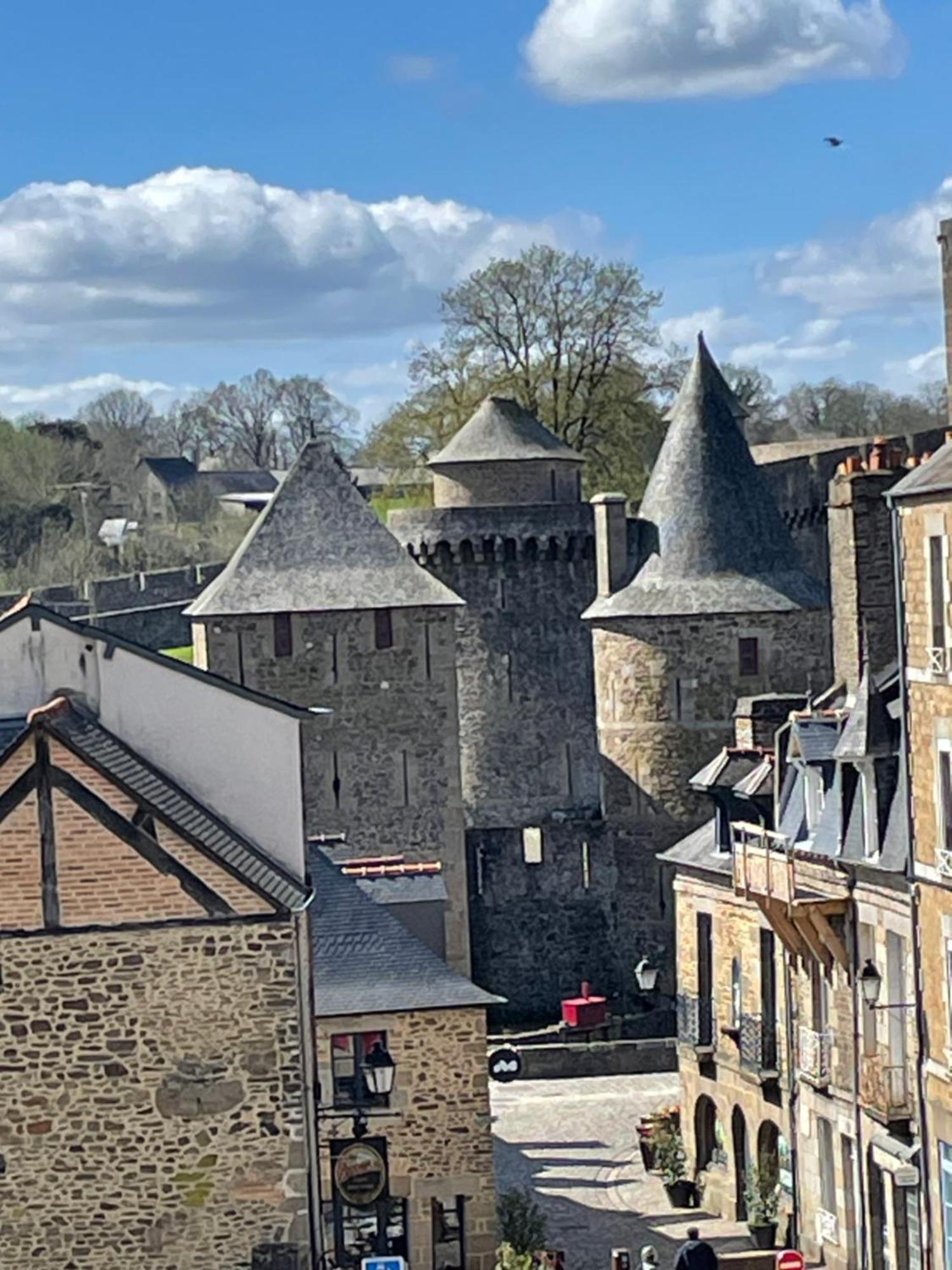 Le Relais Medieval Fougères Exteriör bild