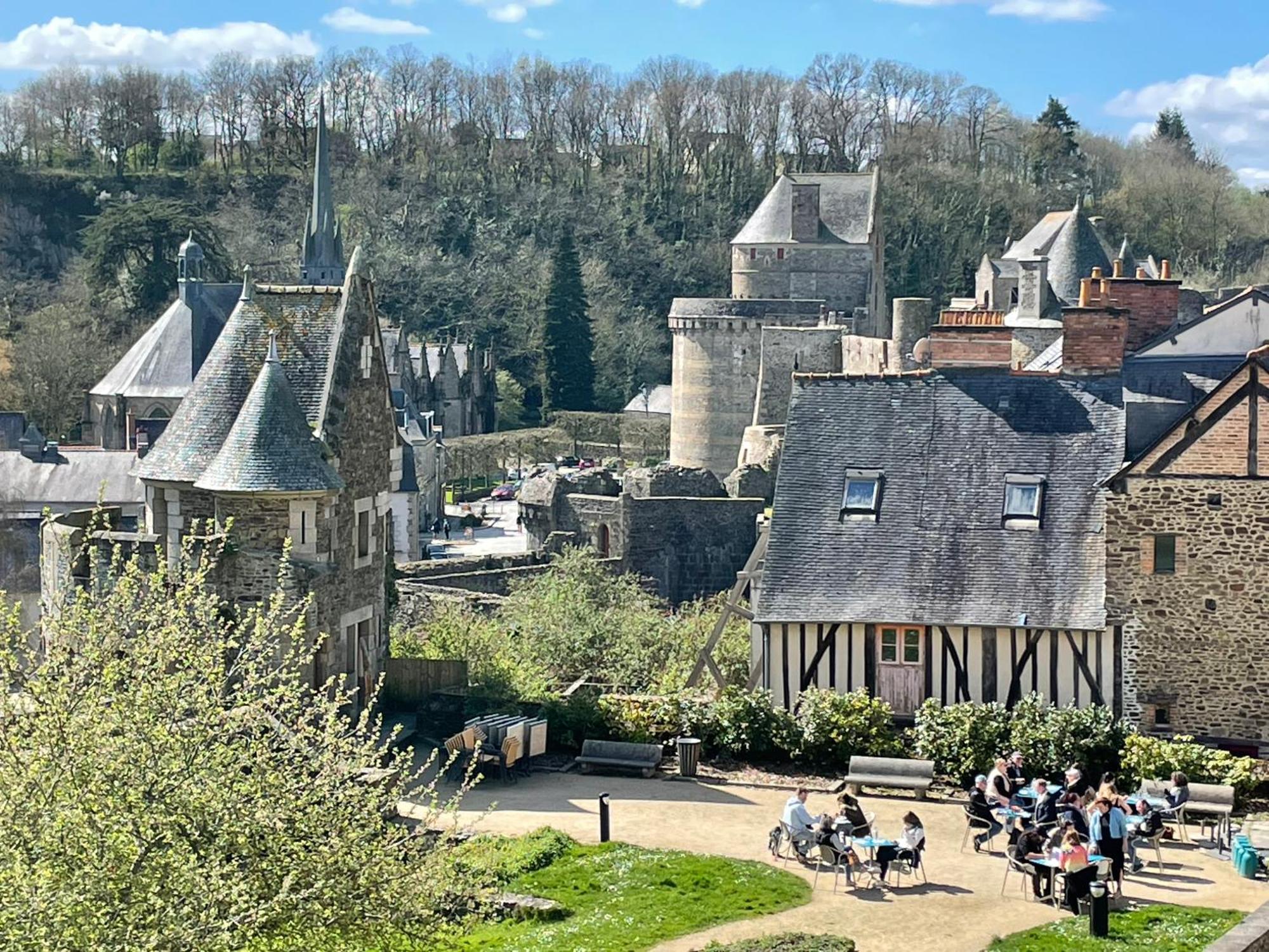 Le Relais Medieval Fougères Exteriör bild